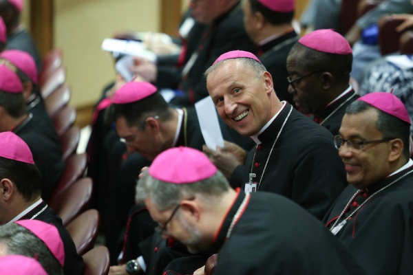 biskupi w czasie obrad synodalnych